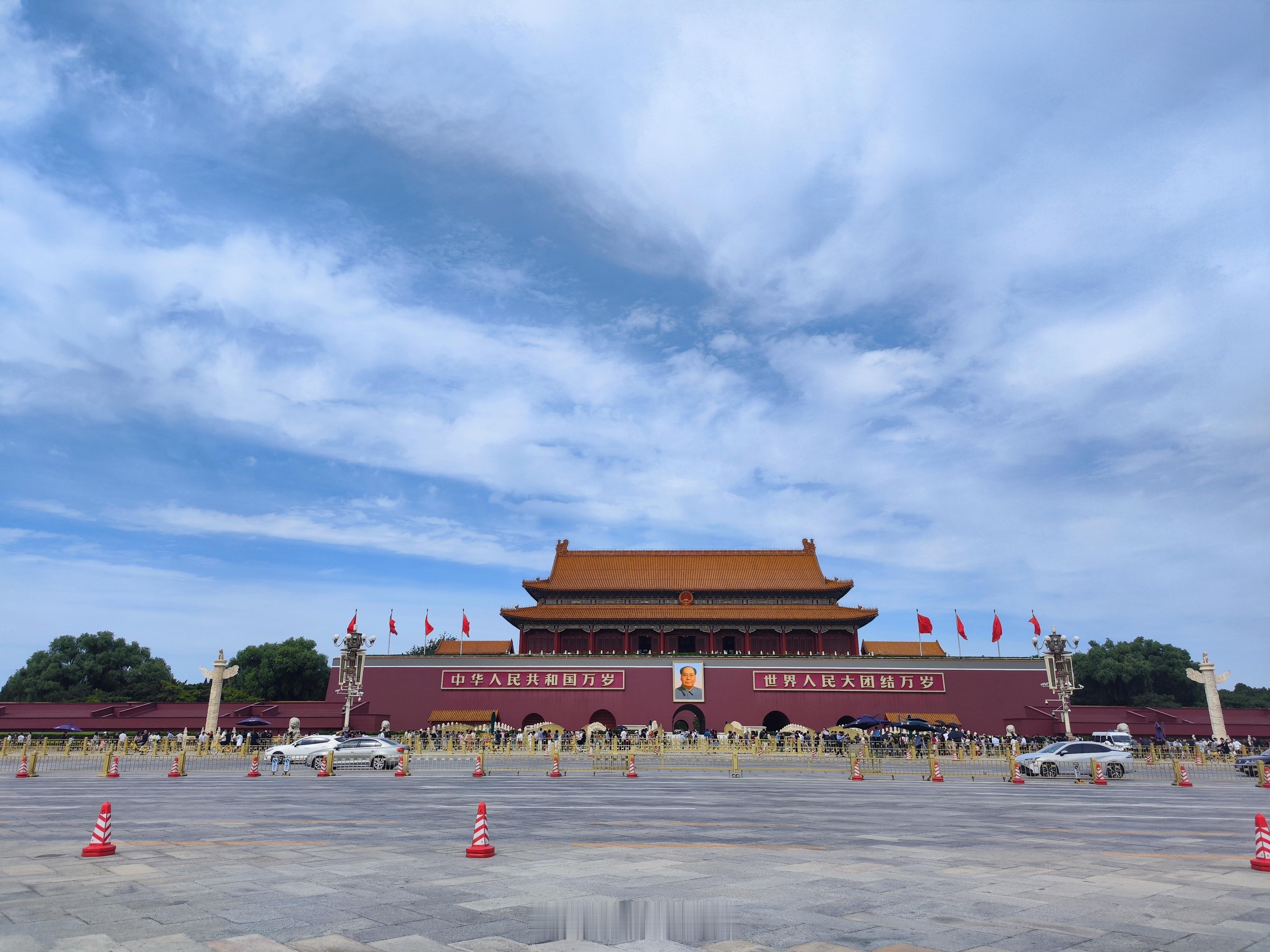 国庆家人们早啊，今天是国庆节，祝大家节日快乐，祝祖国繁荣昌盛，大家都回家了嘛[假