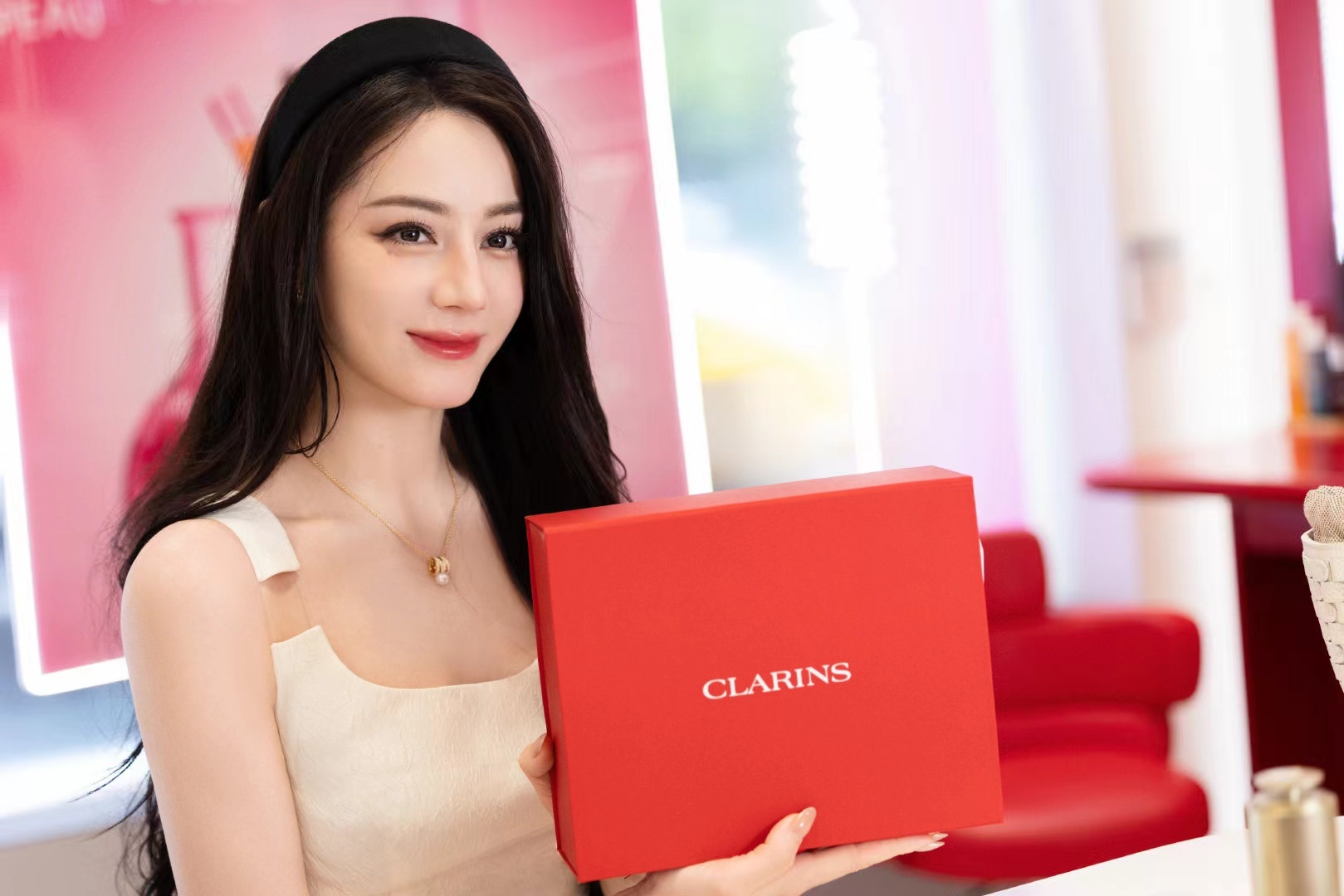 迪丽热巴[超话]迪丽热巴益起来 dlrb每日一善人一辈子，相随心转，如水在河，岸