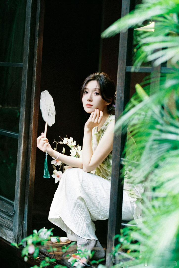 从荧幕走进音符世界，用角色打动人心，如今用旋律诉说心声🎤夏日的风已就位，28岁