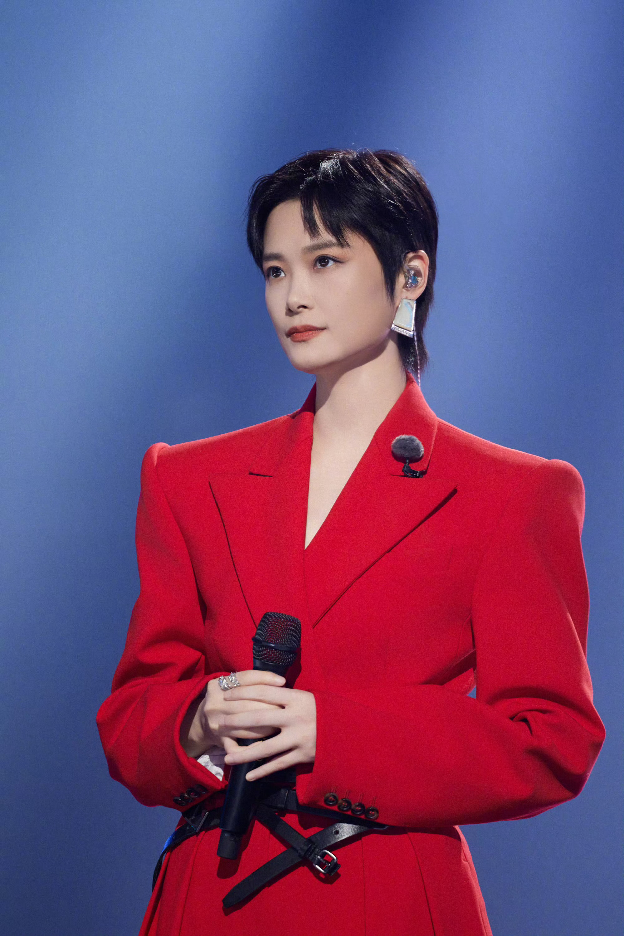 李宇春红西装 李宇春《有歌2024》舞台造型，气场好强啊！身材比例绝了！[好喜欢