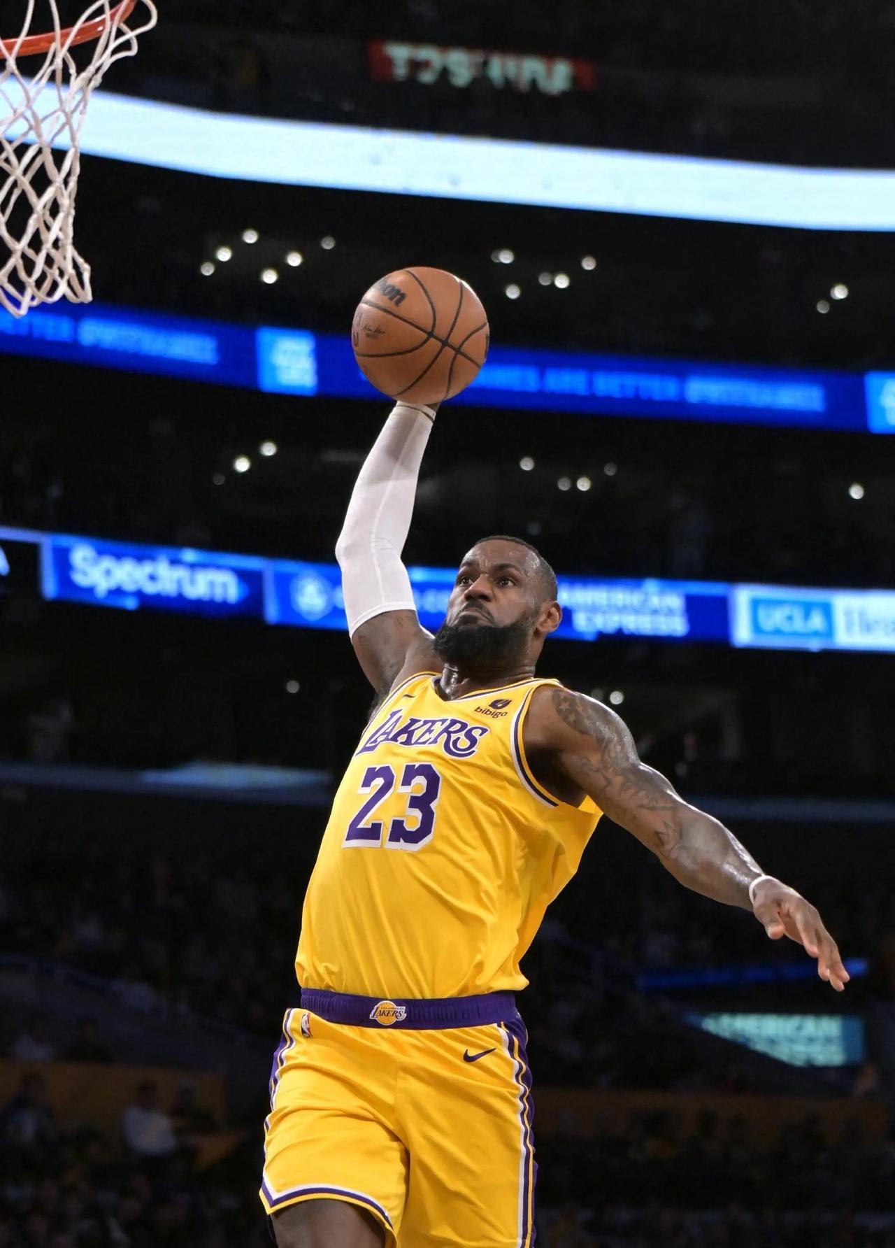 詹姆斯和库里两个同年份的战绩，就是两人的成就和地位。共16个赛季，詹姆斯带队能力