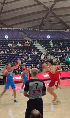 恭喜杨瀚森，今天代表混音队打了30分钟，拿下22分7板3助1断2帽，没有受到昨天