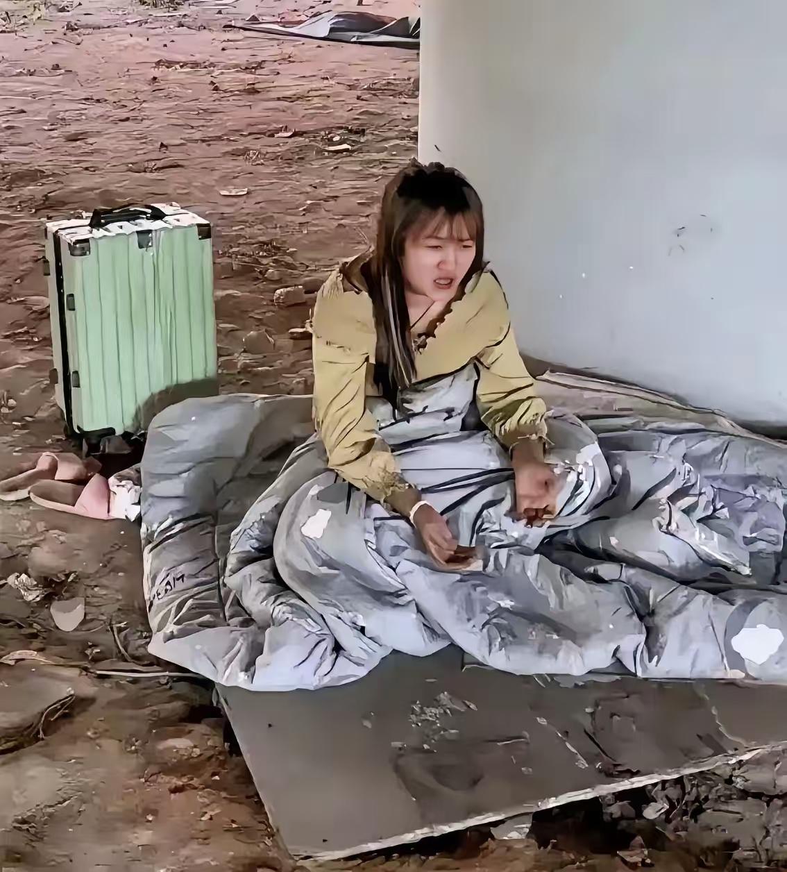 阿芬住进救助站查出肌瘤，没钱治，家政面试几轮全被拒，短视频评论区还骂她装可怜等救