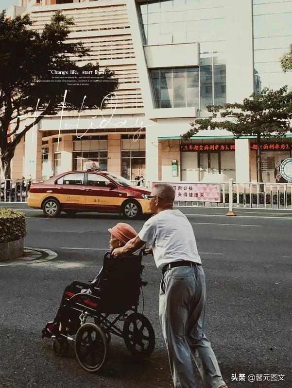 陪你到老
 
我不是第一个拥抱你的人，不是第一个牵你手的人，也不是你第一个喜欢的