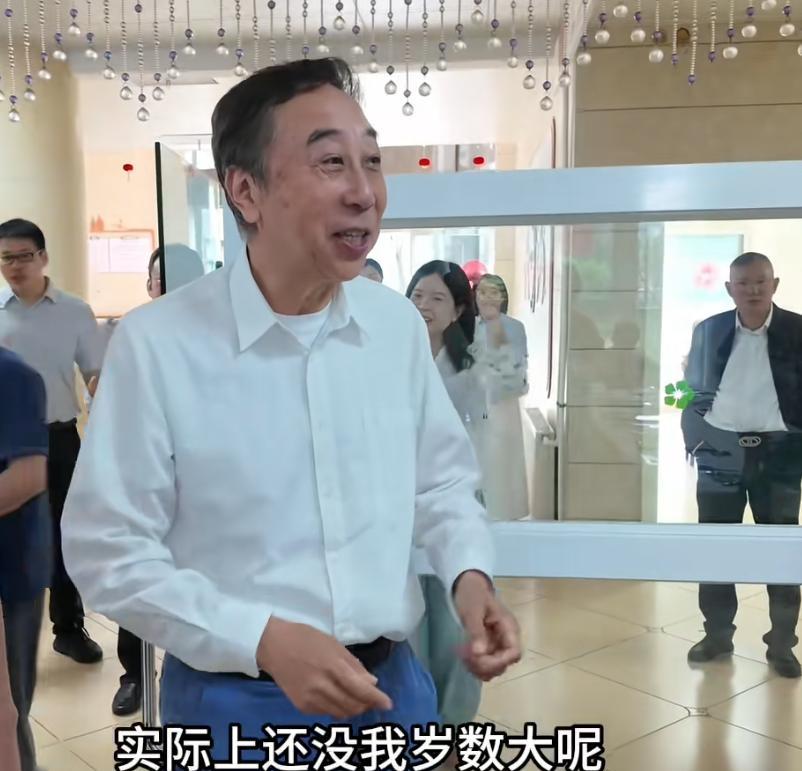 冯巩在福利院弯下腰，对着90岁的老人说：“叫姐姐好！
”
这句话从他嘴里出来，不
