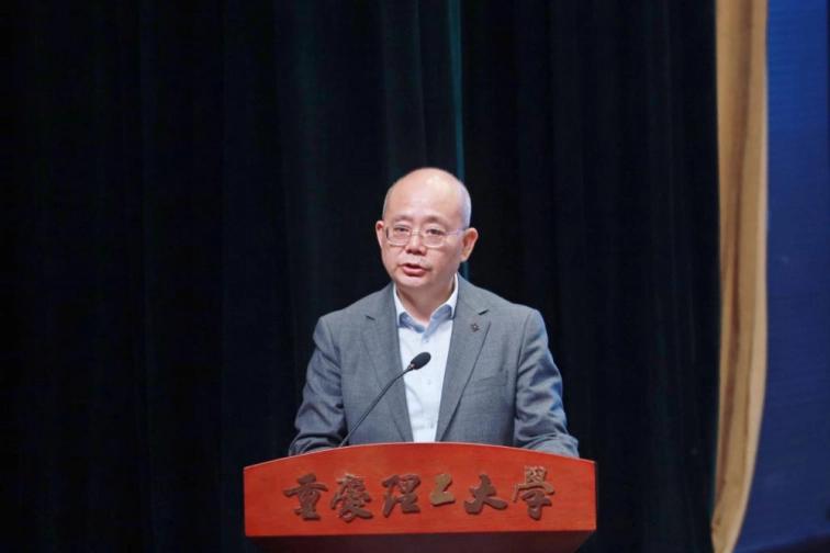 大学校长应该经常性地提高警惕，比如晨练的时候，一定要警惕周围会不会有人杀你。廖副