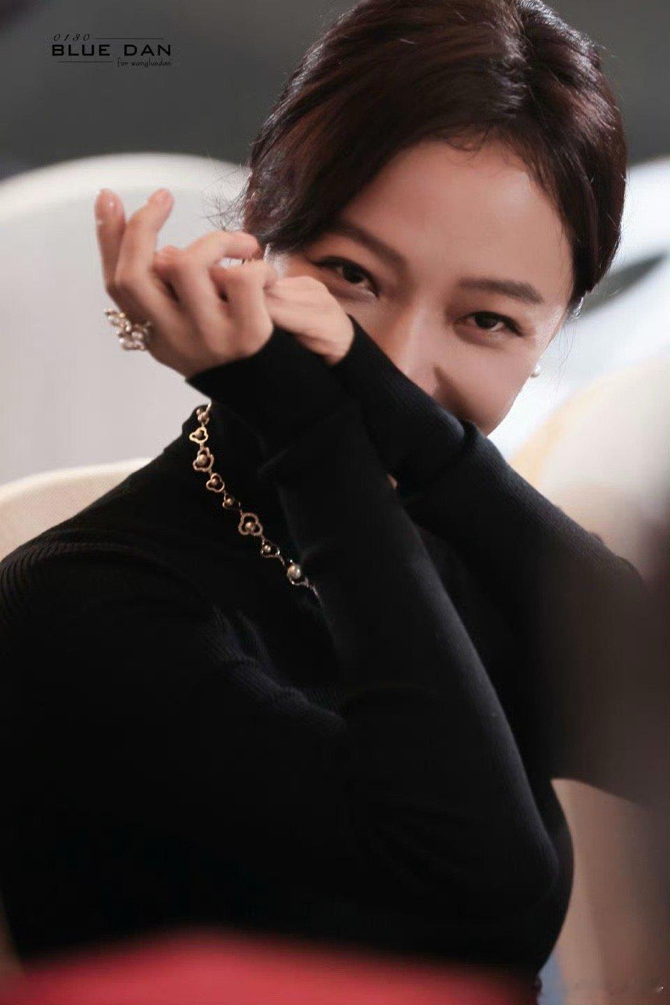 十二年时光雕琢出演员的筋骨！荣誉如戒尺丈量初心，她在不同角色间行走，始终保持着对