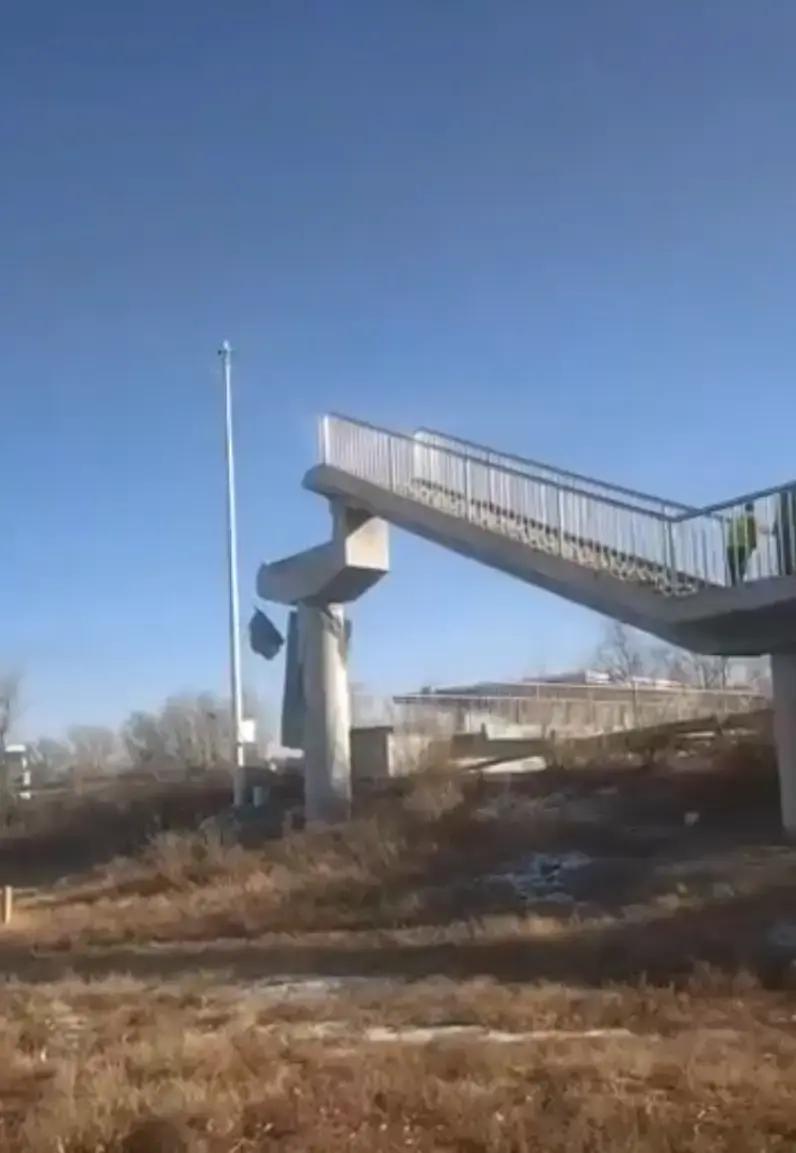 不得了！陕西榆林定边东停车区出事了！

12月21号那天，那儿的人行天桥突然塌了