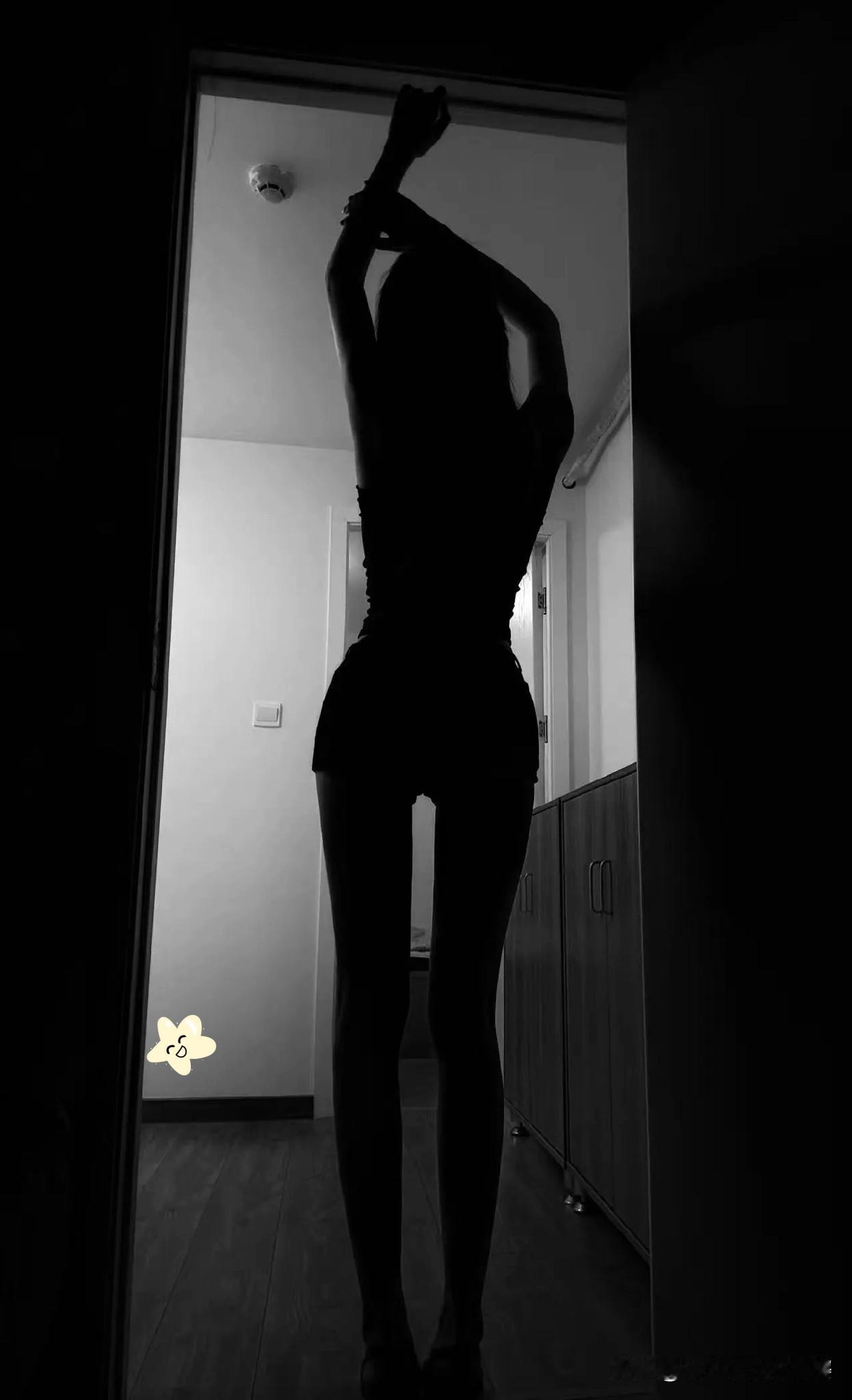凌晨三点的电话铃，从来就没带过好消息。老公攥着手机的指节泛白，眼泪砸在我手背上时