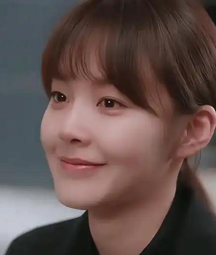 近期，演员张佳宁因在热播医疗剧《问心2》中的表现成为话题焦点。剧中她饰演医疗器械