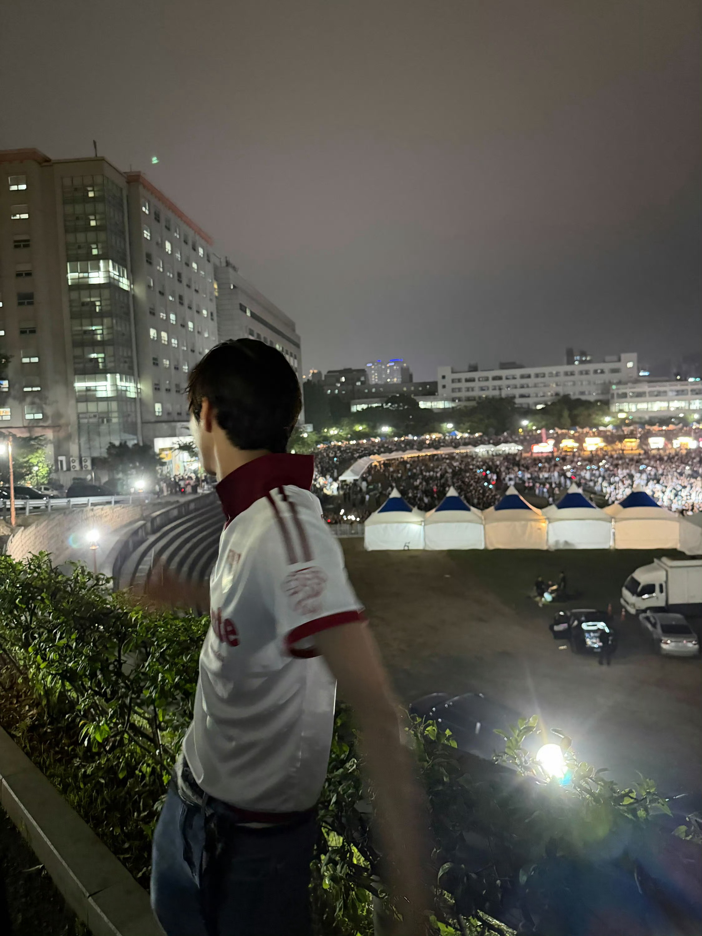 安乾镐昨天被拍到校庆结束站在楼上与粉丝合影、退场时依依不舍与粉丝打招呼，今天就在