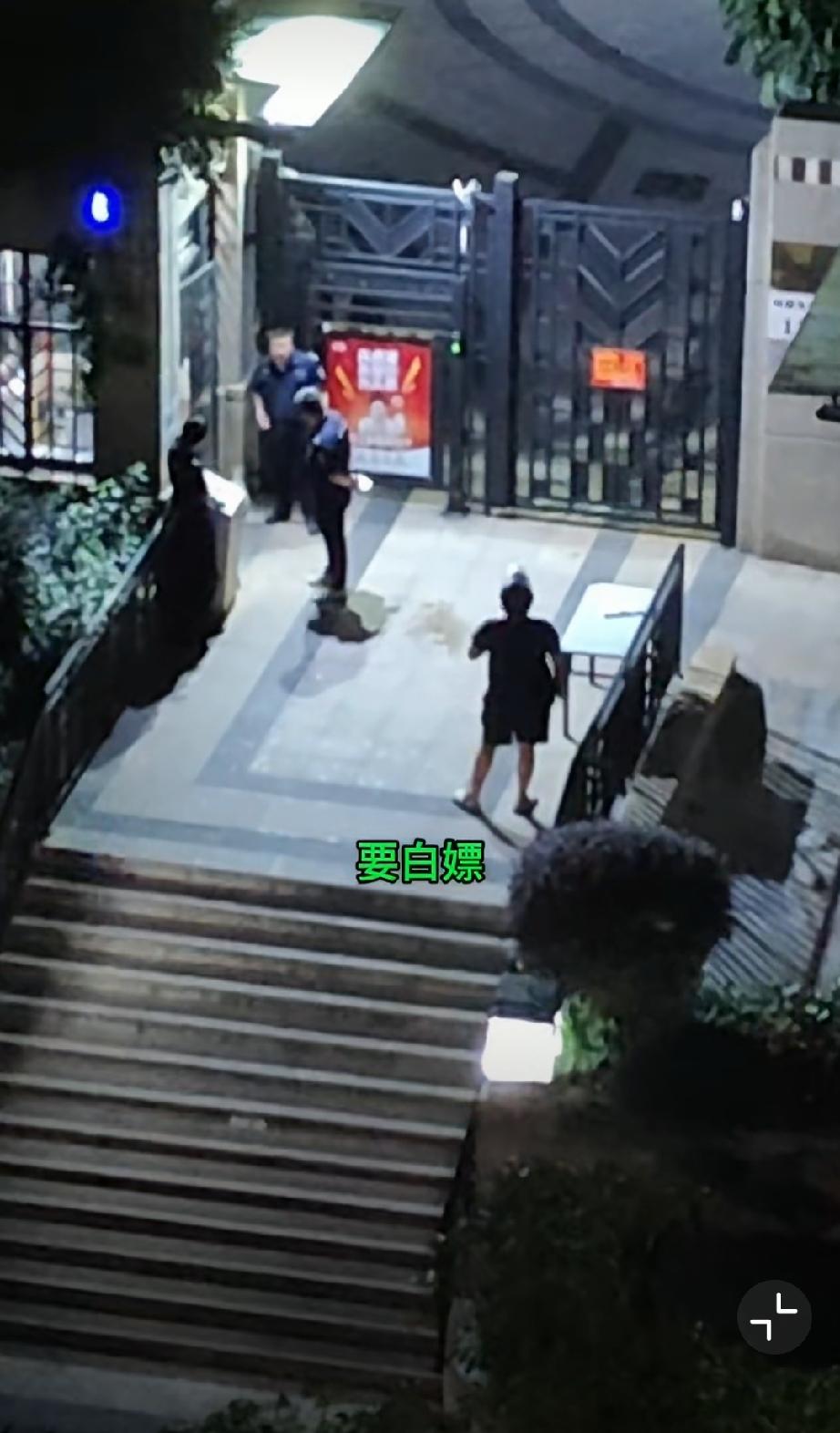 1406把外卖吃了点投诉退款！
深圳某小区2栋1406的业主白嫖外卖，外卖员气不