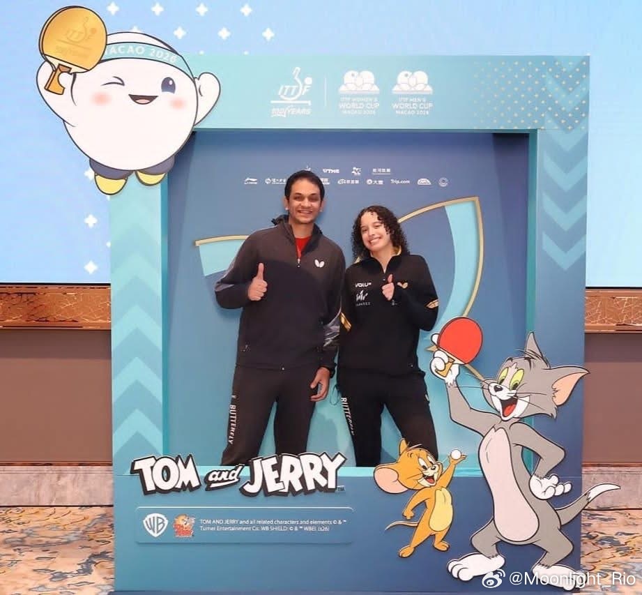 澳门世界杯2026 汉娜·高达和教练合影📸 