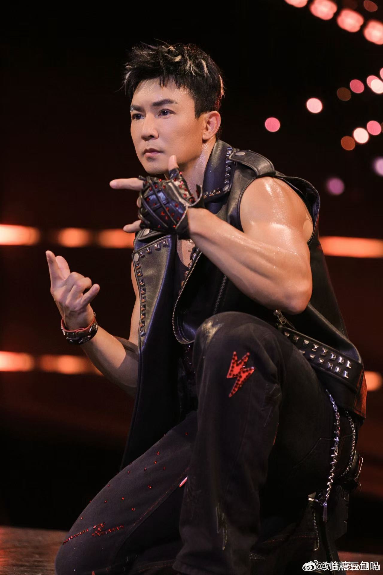 刘畊宏手臂肌肉线条刘畊宏无袖造型适配度披荆斩棘 不少人很难hold住无袖舞台装，