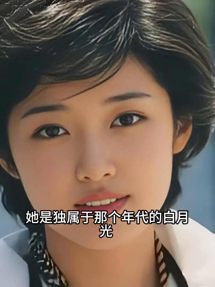 旧时光的银幕画卷中，她是一抹清丽底色，似水墨般温润雅致。她是独属于那个年代的白月