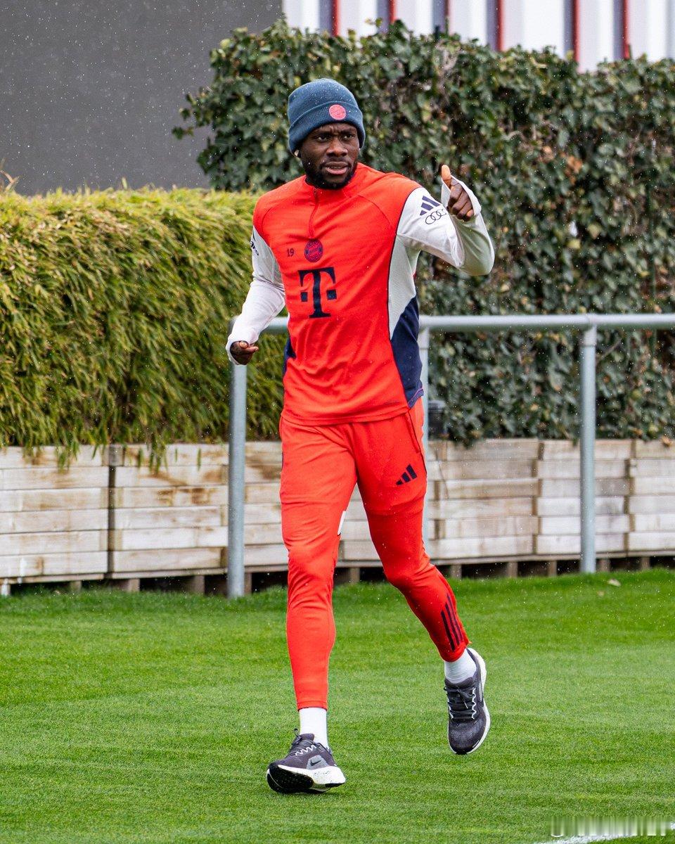 🚨阿方索·戴維斯今天在球場上進行跑步訓練，朝著復出邁出了堅實的一步。阿方索·戴