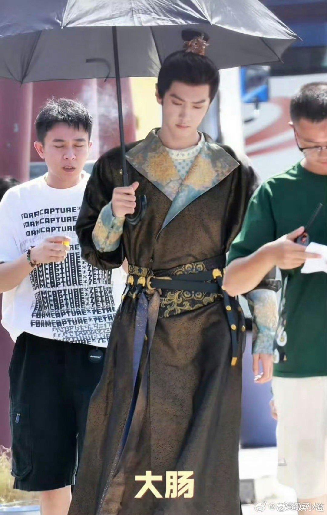 陈哲远这两步贵气感太足了 家人们！陈哲远新路透太绝啦！冷脸打伞那两步，贵气得像个