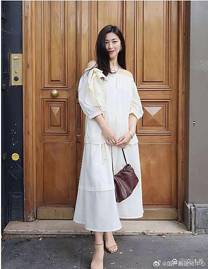 朱珠，鞋子很好看，就是拇指外翻严重。 