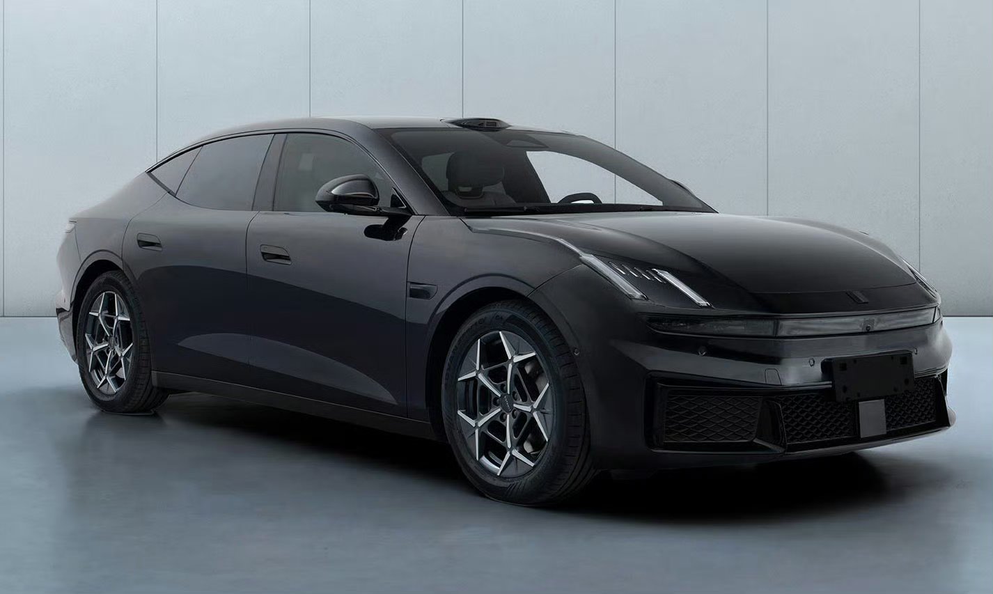 领克10 EV的表面年度改款，实际的脱胎换骨版这个前脸设计，几个月前我就看到过，