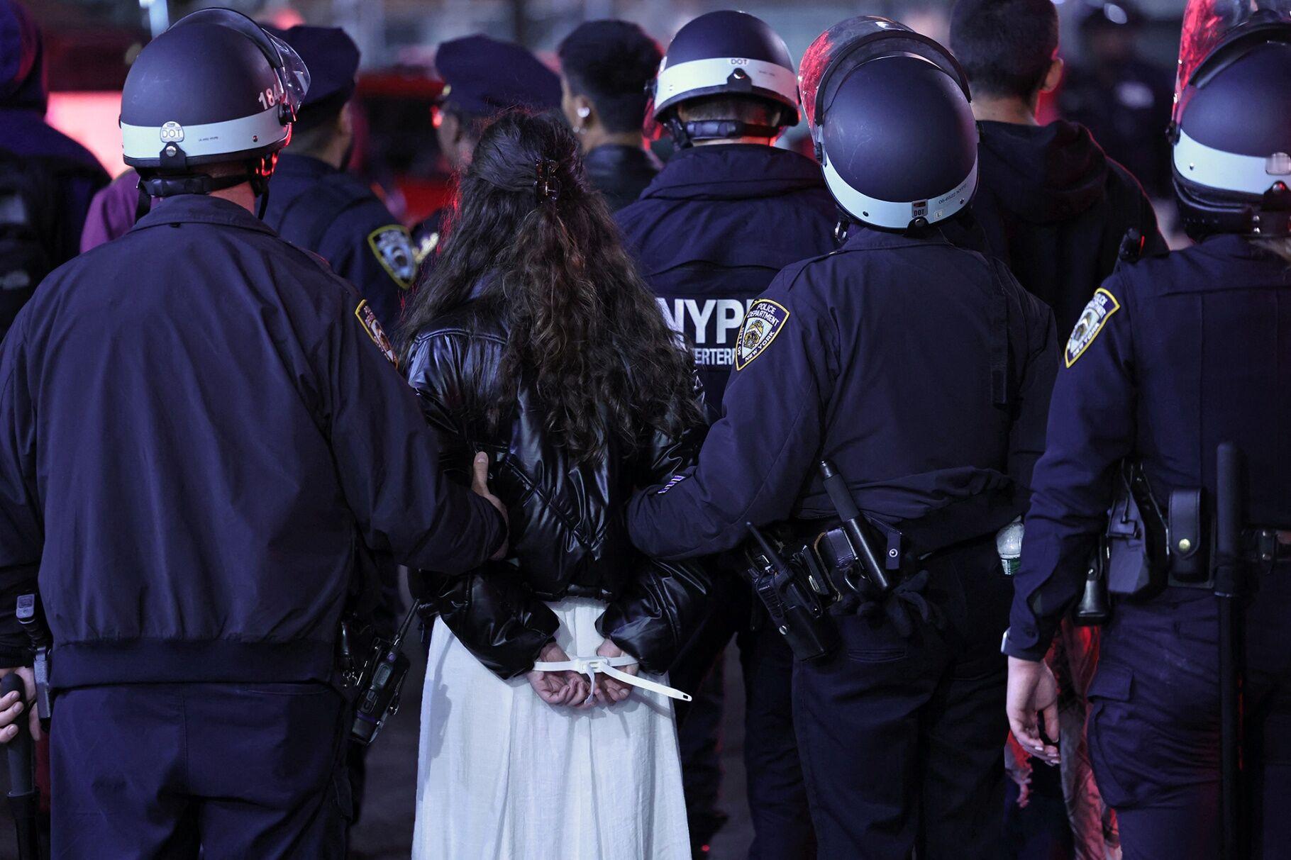 纽约警察局巡逻队长约翰·切尔周三告诉记者，在哥伦比亚大学抗议现场共有 282 人