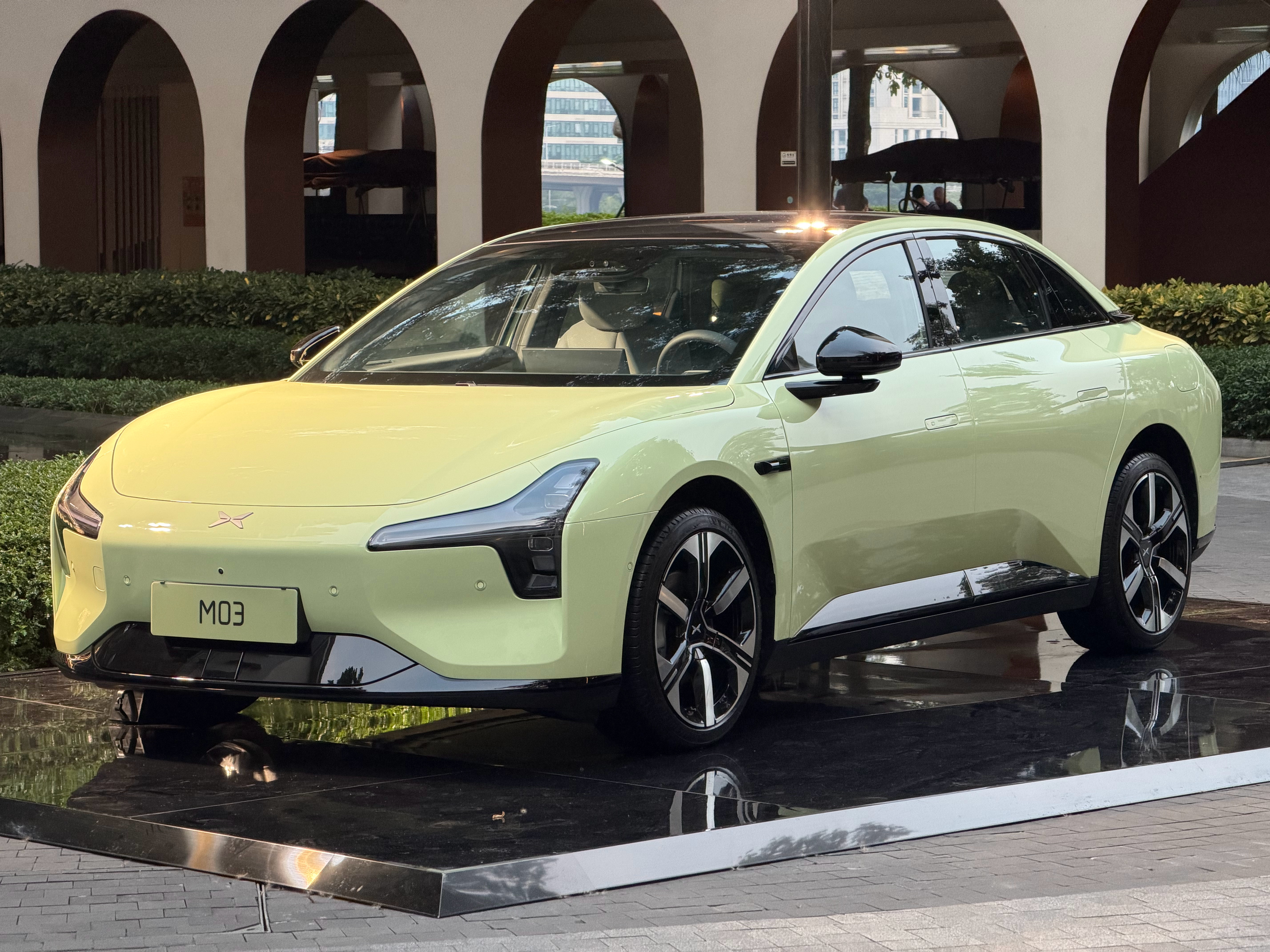 何小鹏参考欧阳娜娜建议改款新MONA 新款MONA M03新增的牛油果绿我觉得还