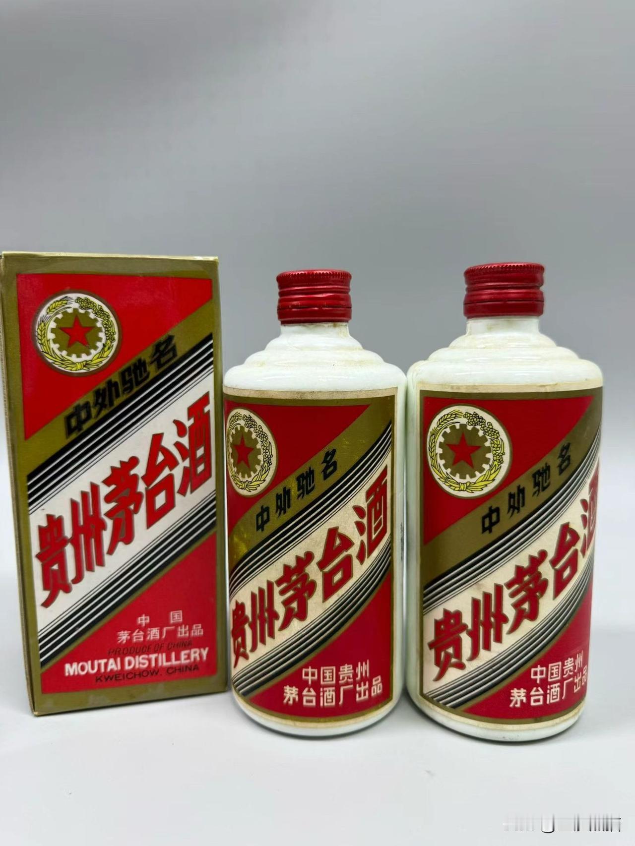 1986年金字铁盖茅台一对，
在成都发现的，稀缺完美品相。
现在的价格应该可以卖