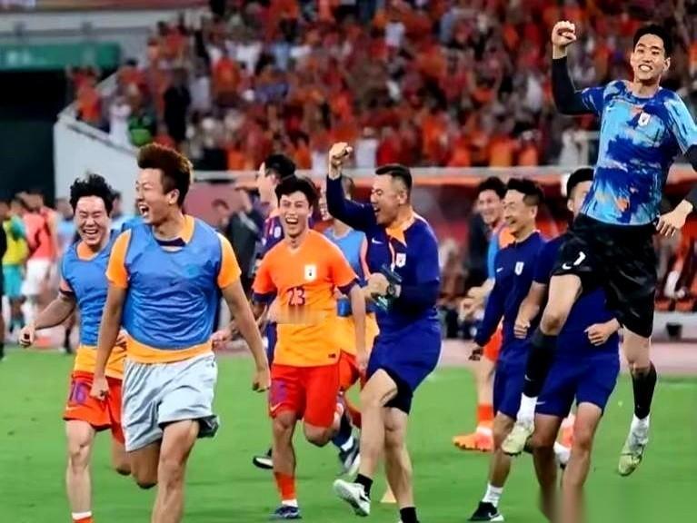 你说逗不逗，满世界都吹咱家青训是“造星工厂”，结果呢？结果自己家的一线队想补个小