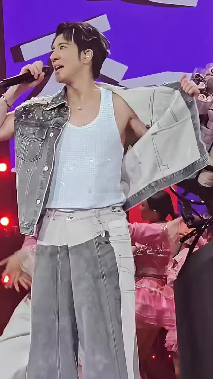 王力宏光撩不脱什么意思 王力宏的encore舞台真的太绝了，唱到尽兴就假装热要脱