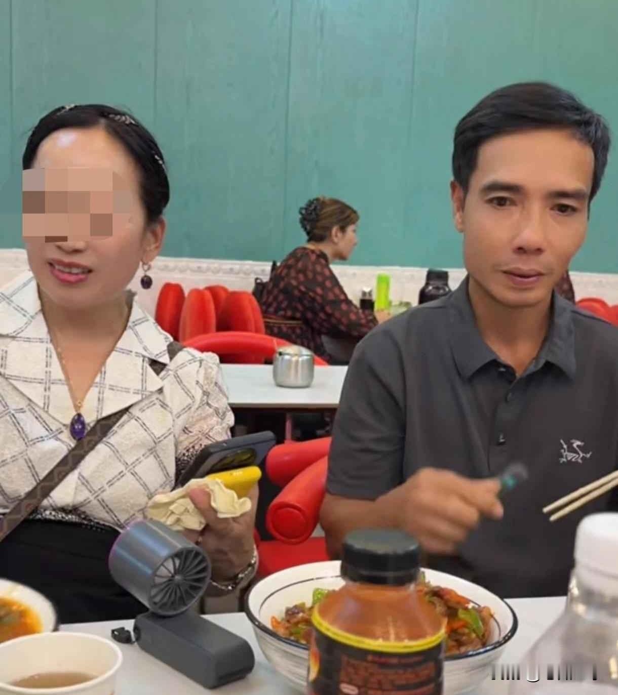 小松更新视频频繁，霞姐发言随性却处处带货，观众开始怀疑真实与否

到了2026年