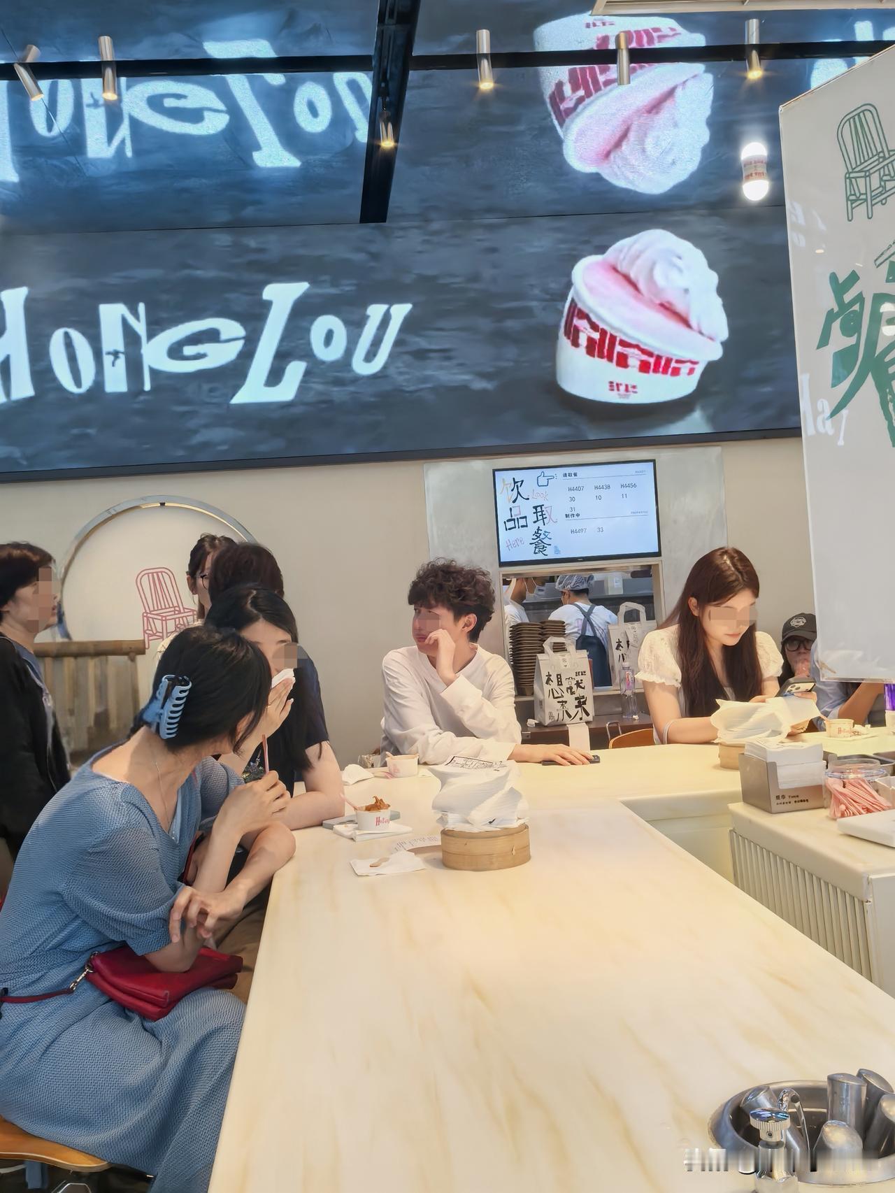 在假日里，我看到他们（她们）是放松的。

虽然很多人说他们（她们）装松弛，但是上