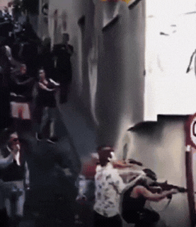 这样的场面，谁见了不腿软？谁又敢轻举妄动？
可有网友却调侃说，国外的帽子叔叔很惜