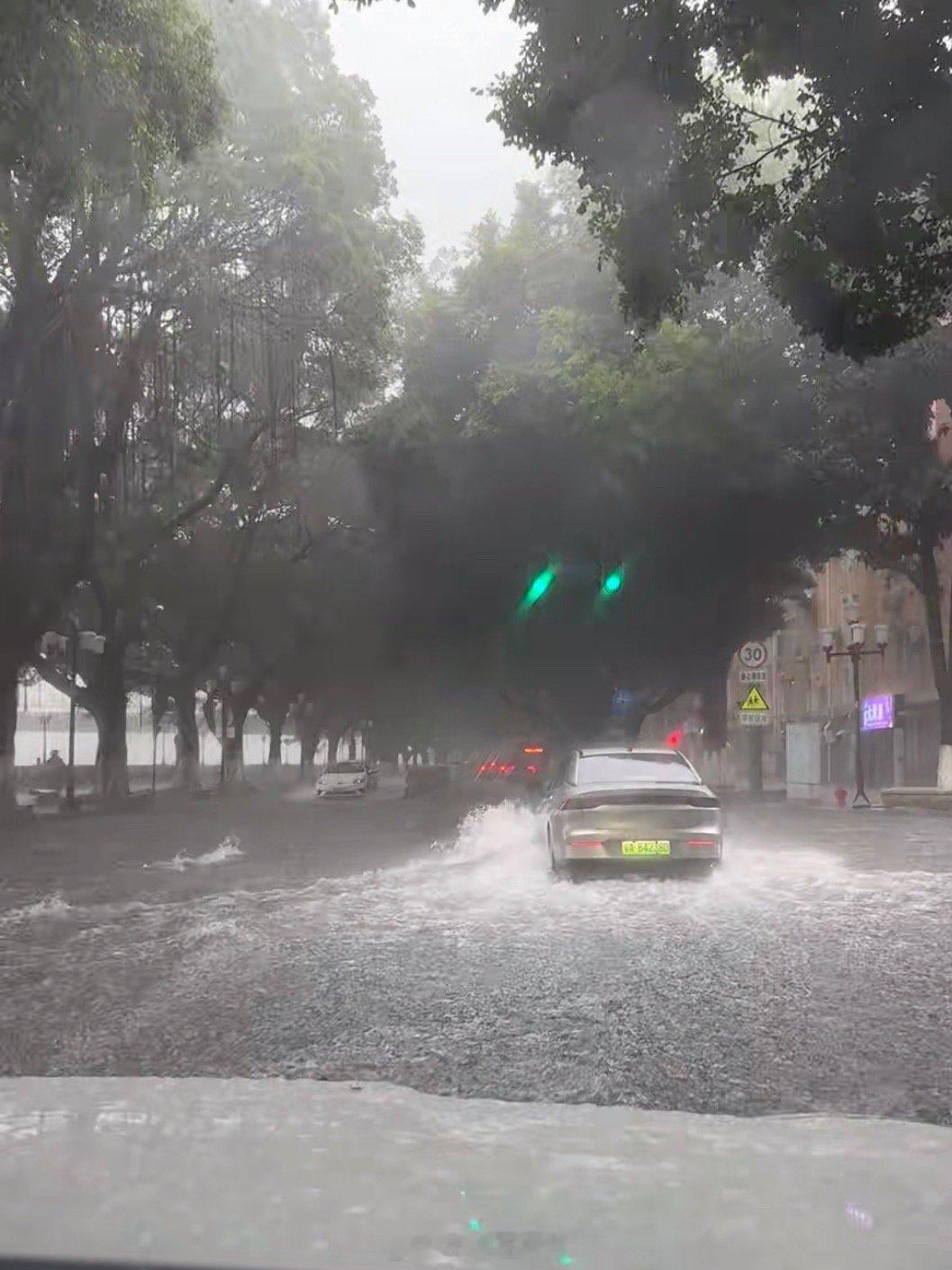广东10级大风暴雨又来了 据气象部门预报，4月20日至24日广东强对流和强降水天