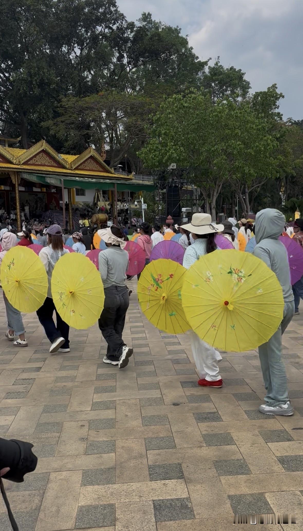 西双版纳今年的泼水节即将开启，泼水广场和澜沧江畔活动的准备工作正在紧锣密鼓地进行