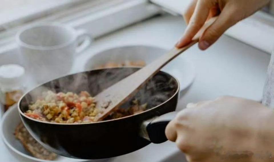 隔夜不能吃的食物  健闻登顶计划  有些菜没隔夜也要注意，隔的从来不是夜，是时间