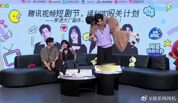 代高政哞一声就把王格格举起来 本来是个甜蜜的互动环节，结果被代高政玩成了力量秀，
