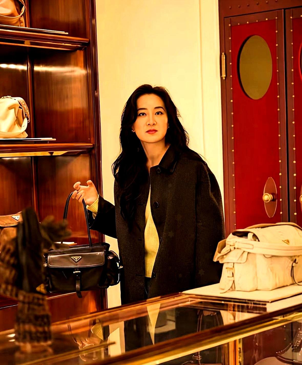 贾玲瘦下来后，眼神里的暖气全没了，老粉直呼“不敢认”。
 
米兰时装周，一身棕色