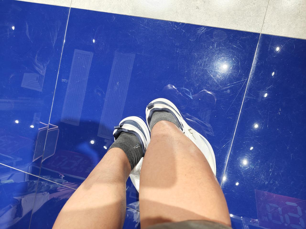 第一次穿运动鞋。竟然有心动的感觉。促进消费，人人有责。
跑步不累的鞋