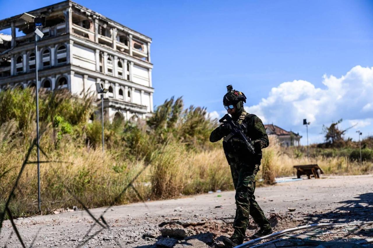 柬埔寨记者MechDara1发布的帖子记录了泰国士兵和装甲车在菩萨省Thma D