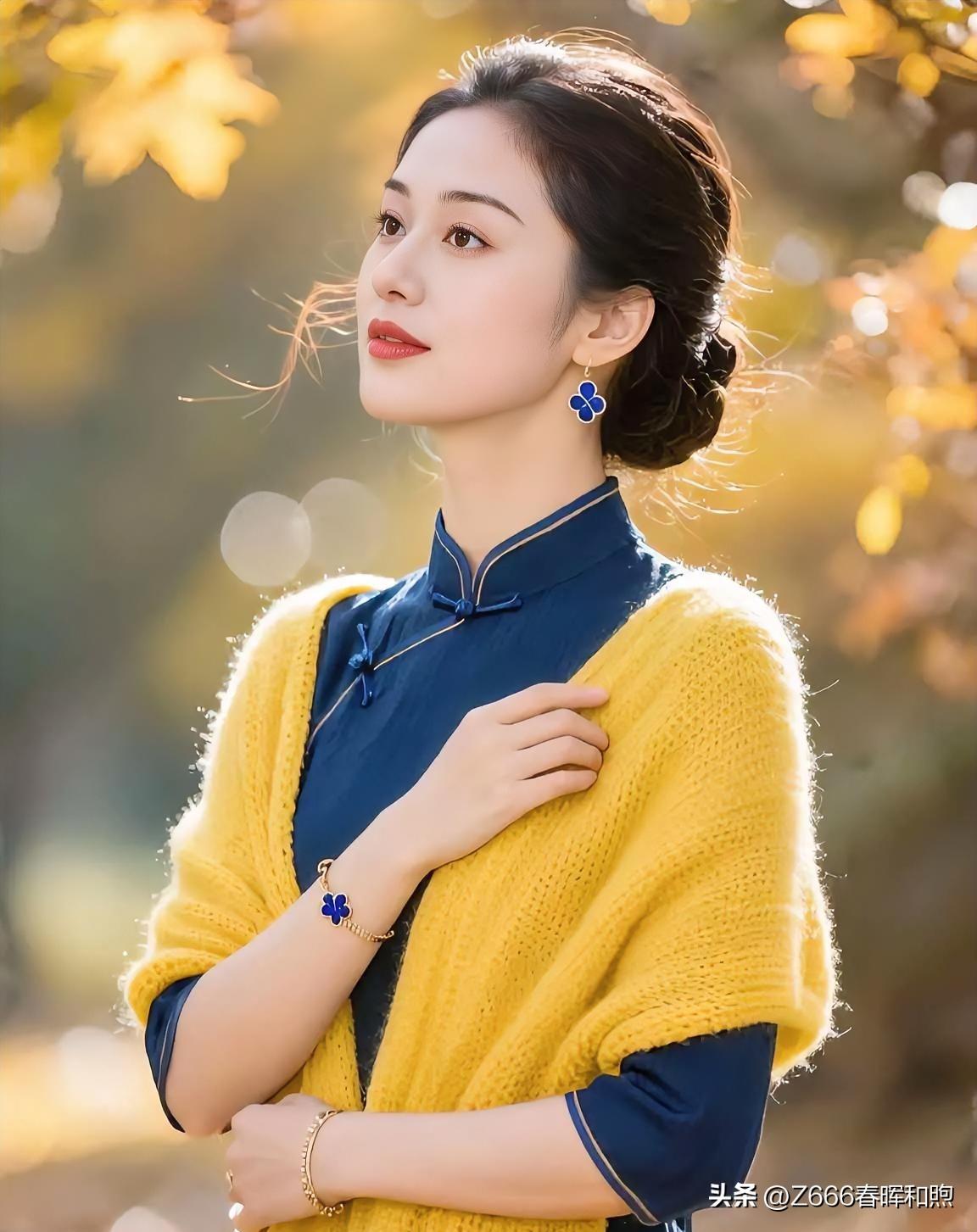 美不美你说了算💞💞金秋暖阳下，蓝衫黄披肩相映，温婉娴静自成诗意画卷。