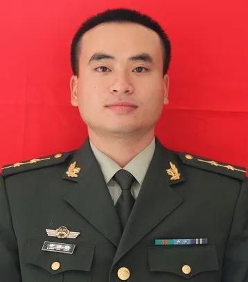 27岁的消防员杨科璋，火场救女童从五楼坠落，生死关头，他把孩子紧紧护在怀中，用身