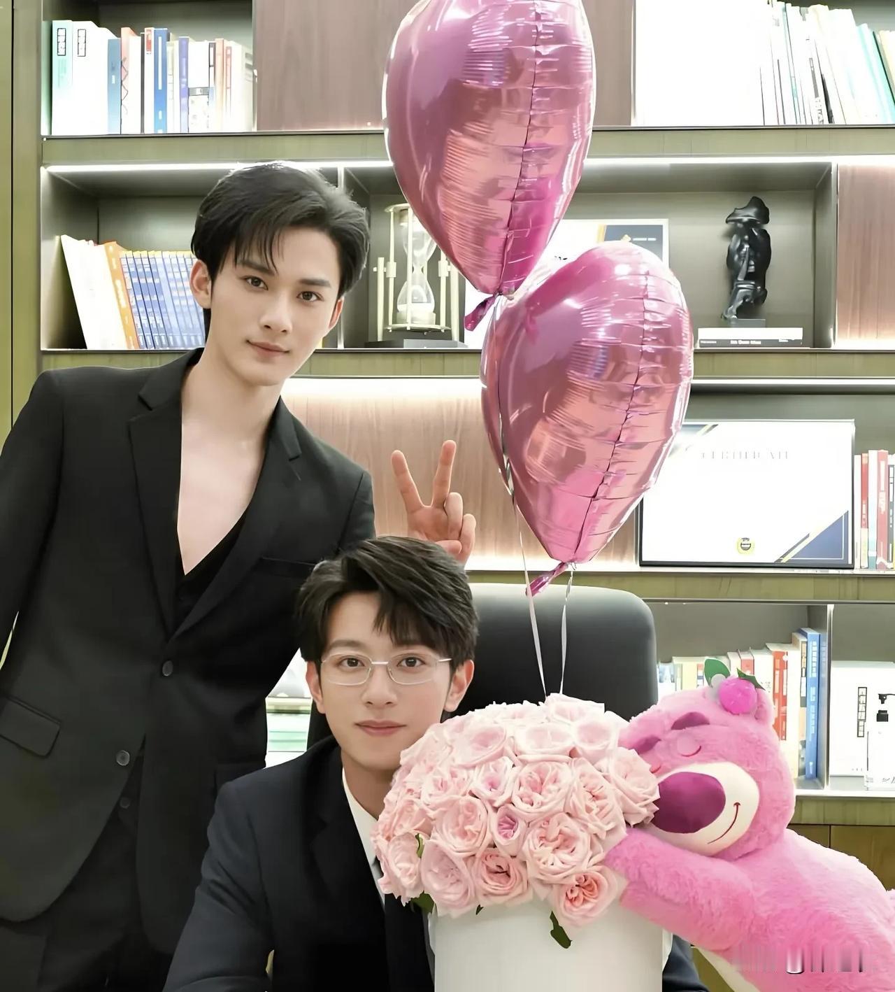 花咏的妆造真的很牛啊，因为他那个眼妆超级适合演员本人和剧里的人设，他的眼线和每一