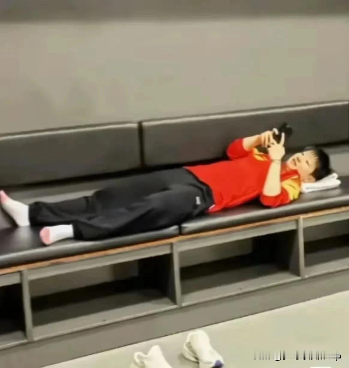 果然是师徒这松弛感也是传承
莎莎机场累了躺在机场的大椅子上看手机
这有点像CoC