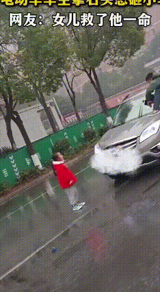 为溅水砸车太糊涂！骑车男子怒砸小车，女儿车前大哭揪心
 12月20日，湖北黄石大
