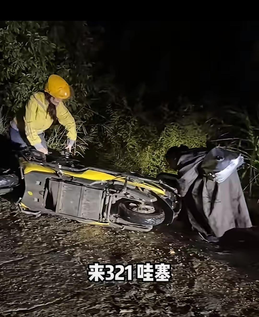 雨夜递面包+车灯护航！怀化女子的温柔，才是成年人崩溃时的救赎！
 
谁没在深夜扛