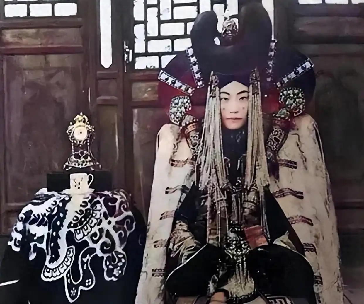 1938年，外蒙古皇后被斯大林下令处决，她身穿盛装从容赴死，傲骨震惊世人

19