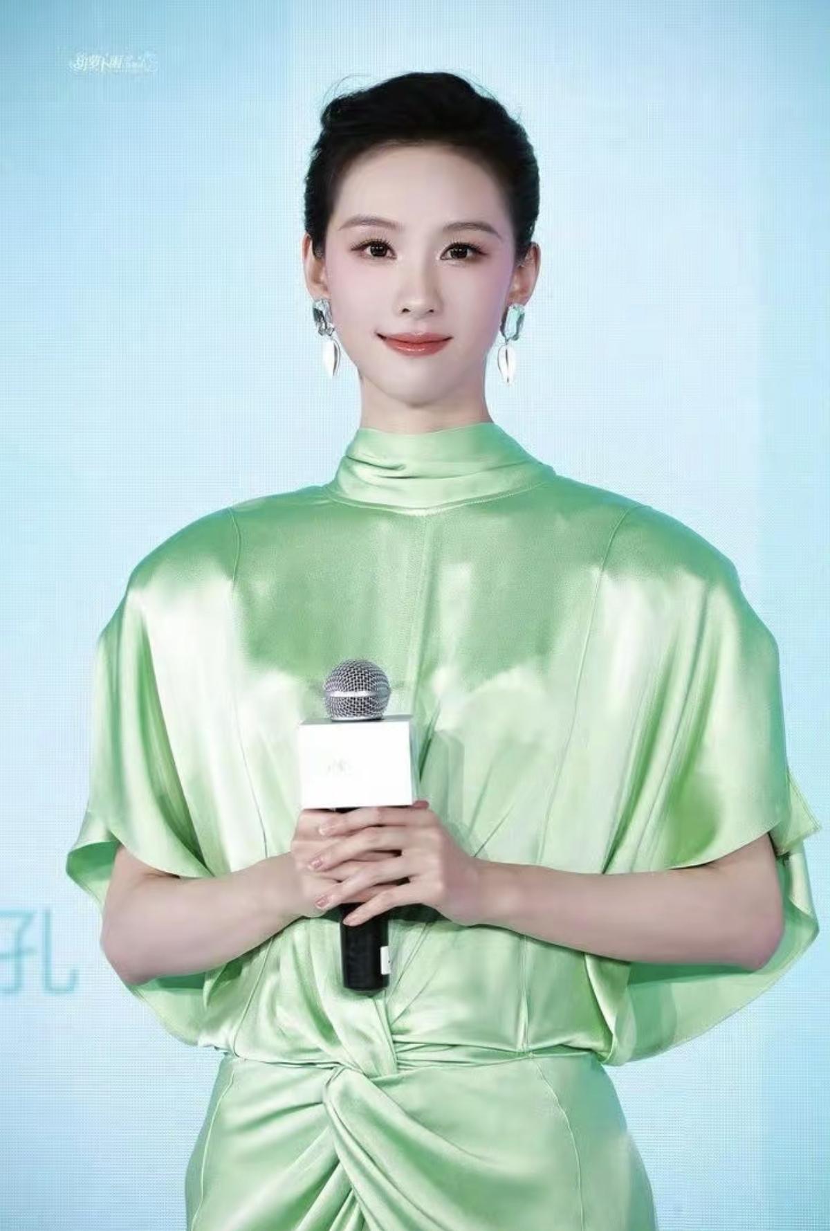  陈都灵又一次靠造型杀疯了！高盘发+青瓷绿裙，清冷感直接拉满[给力]青瓷为骨，玉