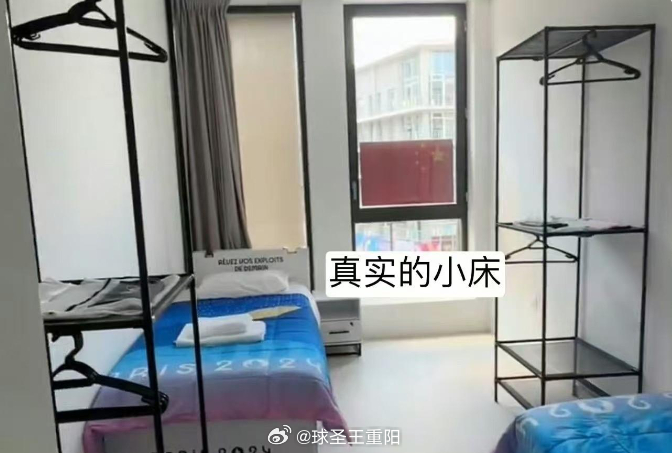 #樊振东爆改巴黎纸板床# 真实的国乒宿舍，和全队是一样的。但是我们的小胖樊振东果