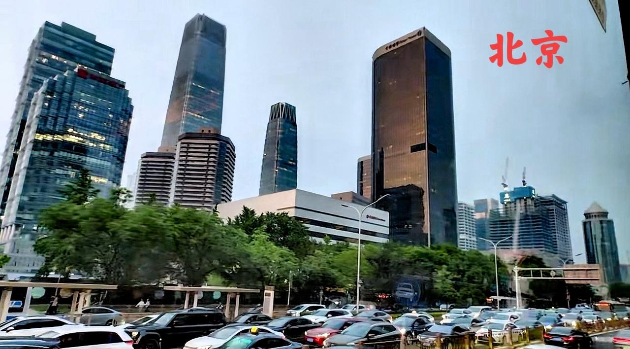 北京与上海对比，北京永远是中国的老大，这一点，上海永远也比不上。上海在经济领域无