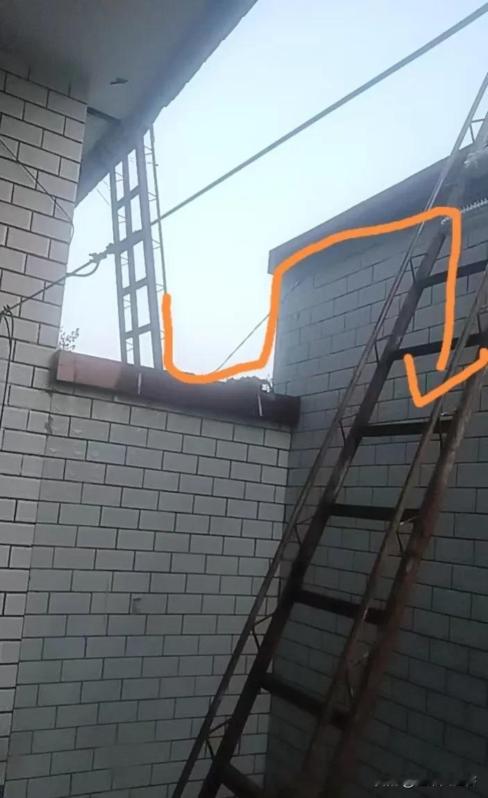 在农村，房子连房子，在城市，屋子挨着屋子。当出门没带钥匙时候，在农村顺着邻居家梯