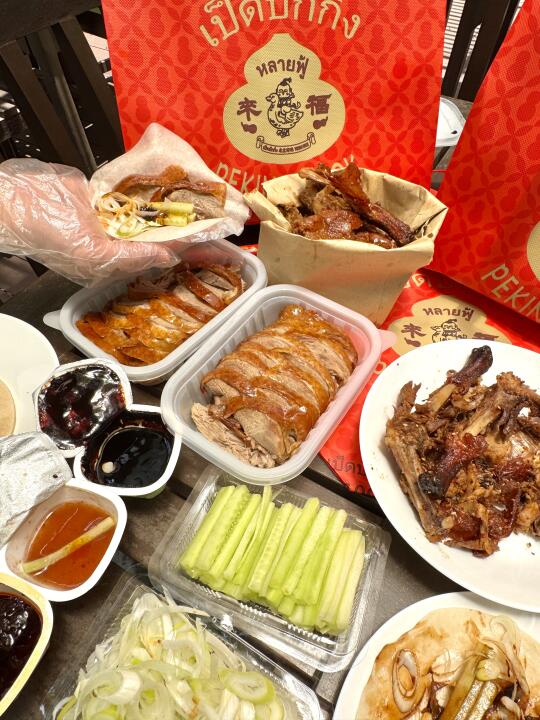 泰国曼谷🇹🇭吃到超正宗的北京烤鸭🦆！！！